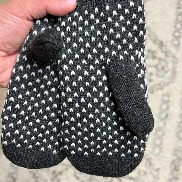 Igloos Black and White Snowflake Mittens - Picture 2 of 5